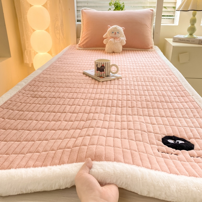 91家纺网 家纺一手货源 找家纺 梦初语 2025新款纯色牛奶绒贴布绣床垫褥冬季加绒加厚防滑学生宿舍 -直播爆款（面料175克-夹棉200克-底布80克防滑滴塑布） 煤球-玉