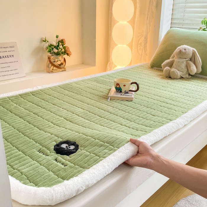 91家纺网 家纺一手货源 找家纺 梦初语 2025新款纯色牛奶绒贴布绣床垫褥冬季加绒加厚防滑学生宿舍 -直播爆款（面料175克-夹棉200克-底布80克防滑滴塑布） 煤球-绿
