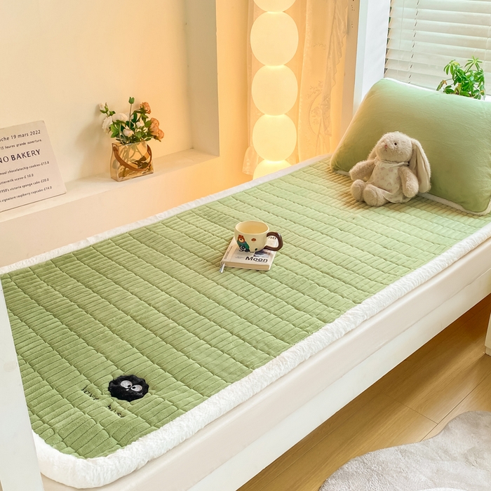 91家纺网 家纺一手货源 找家纺 梦初语 2025新款纯色牛奶绒贴布绣床垫褥冬季加绒加厚防滑学生宿舍 -直播爆款（面料175克-夹棉200克-底布80克防滑滴塑布） 煤球-绿
