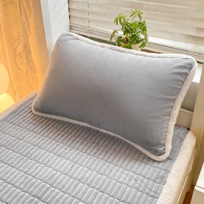 91家纺网 家纺一手货源 找家纺 梦初语 2025新款纯色牛奶绒贴布绣床垫褥冬季加绒加厚防滑学生宿舍 -直播爆款（面料175克-夹棉200克-底布80克防滑滴塑布） 猫咪-灰