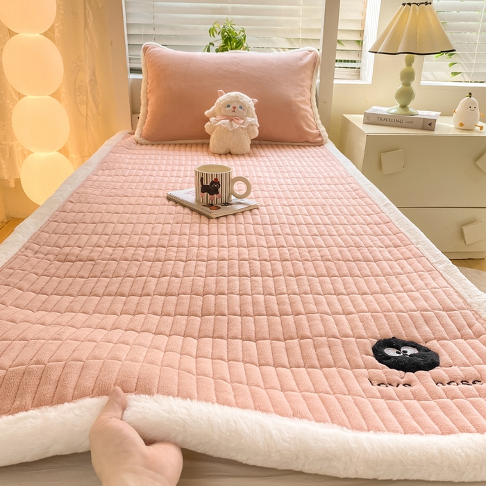 91家纺网 家纺一手货源 找家纺 梦初语 2025新款纯色牛奶绒贴布绣床垫褥冬季加绒加厚防滑学生宿舍 -直播爆款（面料175克-夹棉200克-底布80克防滑滴塑布） 煤球-玉