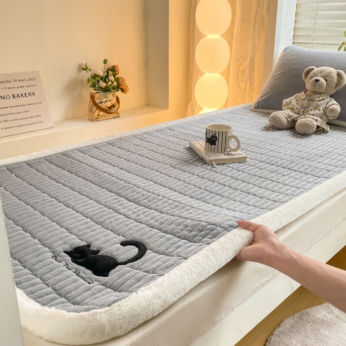 91家纺网 家纺一手货源 找家纺 梦初语 2025新款纯色牛奶绒贴布绣床垫褥冬季加绒加厚防滑学生宿舍 -直播爆款（面料175克-夹棉200克-底布80克防滑滴塑布） 猫咪-灰