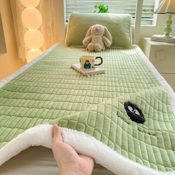 91家纺网 家纺一手货源 找家纺 梦初语 2025新款纯色牛奶绒贴布绣床垫褥冬季加绒加厚防滑学生宿舍 -直播爆款（面料175克-夹棉200克-底布80克防滑滴塑布） 煤球-绿