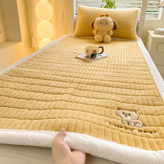 91家纺网 家纺一手货源 找家纺 梦初语 2025新款纯色牛奶绒贴布绣床垫褥冬季加绒加厚防滑学生宿舍 -直播爆款（面料175克-夹棉200克-底布80克防滑滴塑布） 维尼-咖