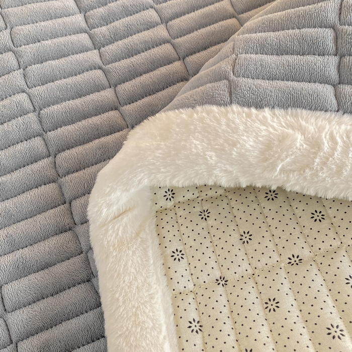 91家纺网 家纺一手货源 找家纺 梦初语 2025新款纯色牛奶绒贴布绣床垫褥冬季加绒加厚防滑学生宿舍 -直播爆款（面料175克-夹棉200克-底布80克防滑滴塑布） 猫咪-灰