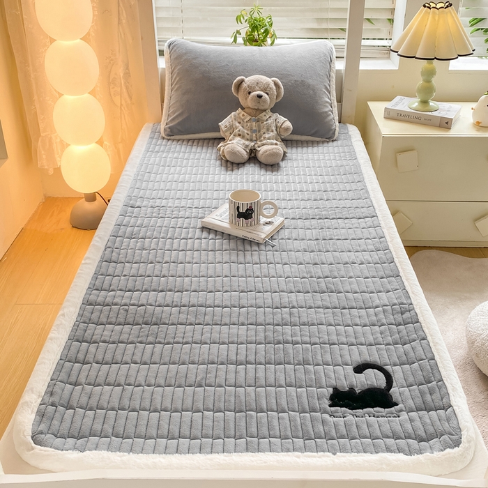 91家纺网 家纺一手货源 找家纺 梦初语 2025新款纯色牛奶绒贴布绣床垫褥冬季加绒加厚防滑学生宿舍 -直播爆款（面料175克-夹棉200克-底布80克防滑滴塑布） 猫咪-灰