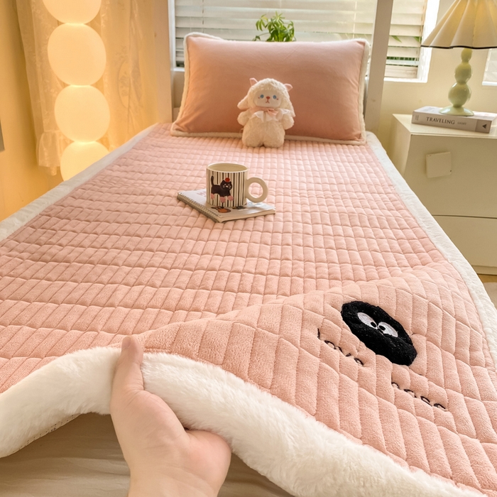 91家纺网 家纺一手货源 找家纺 梦初语 2025新款纯色牛奶绒贴布绣床垫褥冬季加绒加厚防滑学生宿舍 -直播爆款（面料175克-夹棉200克-底布80克防滑滴塑布） 煤球-玉