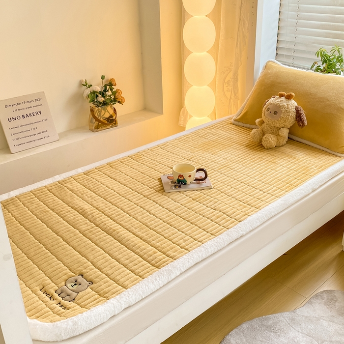 91家纺网 家纺一手货源 找家纺 梦初语 2025新款纯色牛奶绒贴布绣床垫褥冬季加绒加厚防滑学生宿舍 -直播爆款（面料175克-夹棉200克-底布80克防滑滴塑布） 维尼-咖