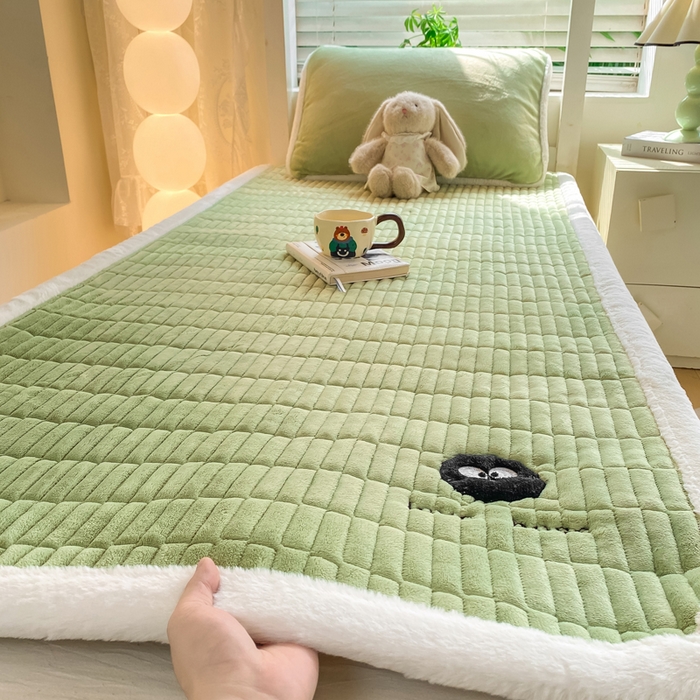 91家纺网 家纺一手货源 找家纺 梦初语 2025新款纯色牛奶绒贴布绣床垫褥冬季加绒加厚防滑学生宿舍 -直播爆款（面料175克-夹棉200克-底布80克防滑滴塑布） 煤球-绿