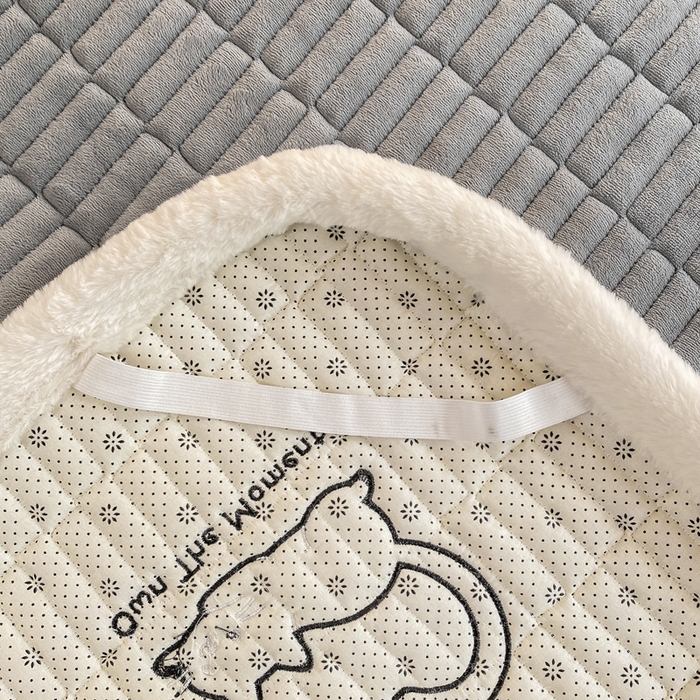 91家纺网 家纺一手货源 找家纺 梦初语 2025新款纯色牛奶绒贴布绣床垫褥冬季加绒加厚防滑学生宿舍 -直播爆款（面料175克-夹棉200克-底布80克防滑滴塑布） 猫咪-灰