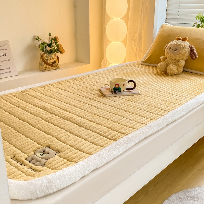 91家纺网 家纺一手货源 找家纺 梦初语 2025新款纯色牛奶绒贴布绣床垫褥冬季加绒加厚防滑学生宿舍 -直播爆款（面料175克-夹棉200克-底布80克防滑滴塑布） 维尼-咖