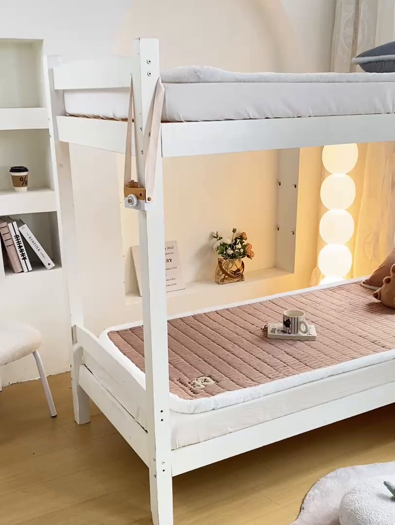 91家纺网 家纺一手货源 找家纺 （总）梦初语 2025新款纯色牛奶绒贴布绣床垫褥冬季加绒加厚防滑学生宿舍 -直播爆款（面料175克-夹棉200克-底布80克防滑滴塑布）