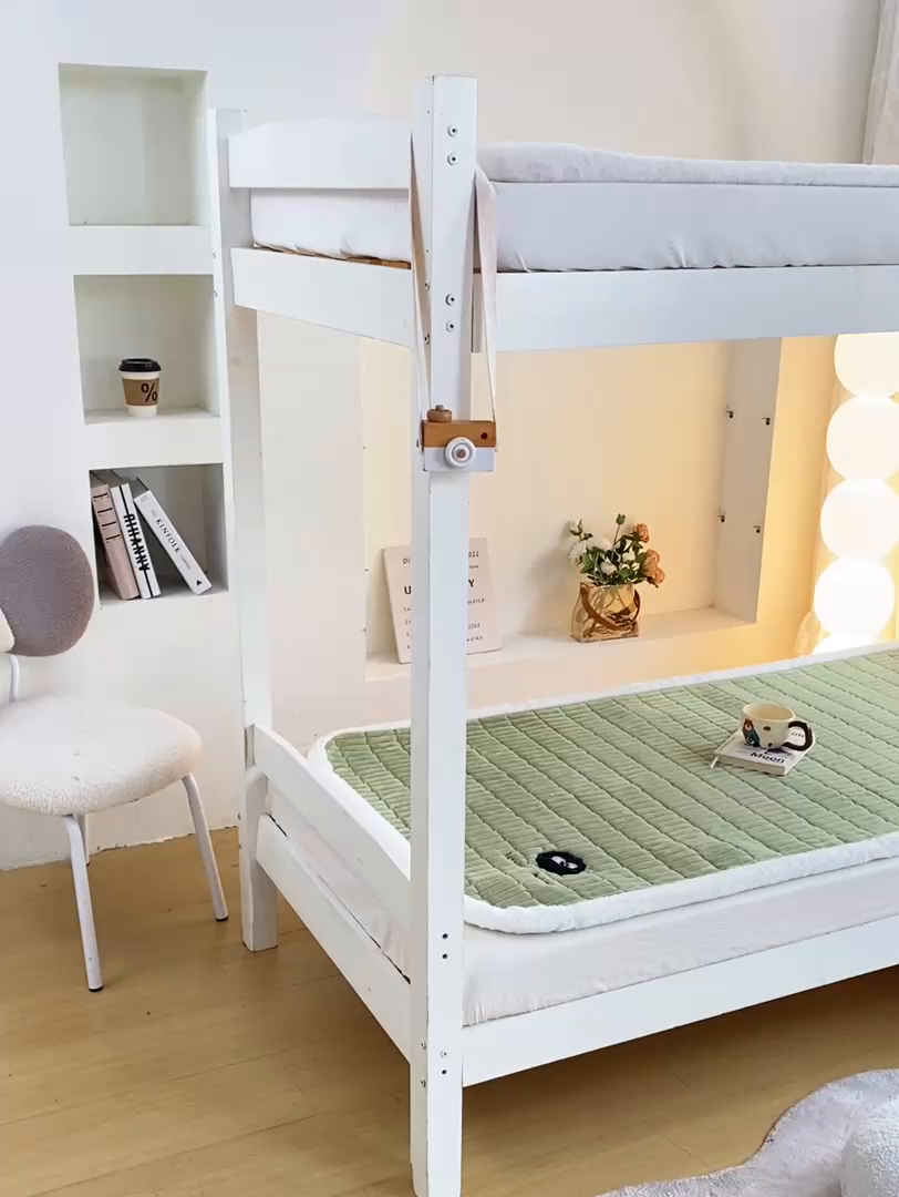 91家纺网 家纺一手货源 找家纺 梦初语 2025新款纯色牛奶绒贴布绣床垫褥冬季加绒加厚防滑学生宿舍 -直播爆款（面料175克-夹棉200克-底布80克防滑滴塑布） 煤球-绿