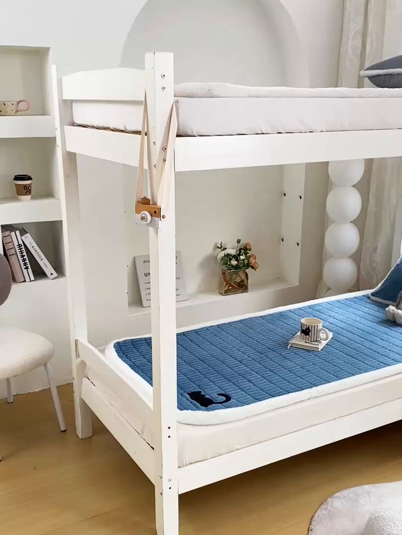 91家纺网 家纺一手货源 找家纺 梦初语 2025新款纯色牛奶绒贴布绣床垫褥冬季加绒加厚防滑学生宿舍 -直播爆款（面料175克-夹棉200克-底布80克防滑滴塑布） 猫咪-兰