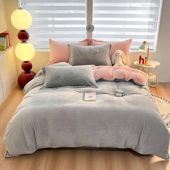 91家纺网 家纺一手货源 找家纺 润肤居 2025新款加厚婴儿绒牛奶绒四件套9斤工艺款宝宝绒 浅灰+皮粉