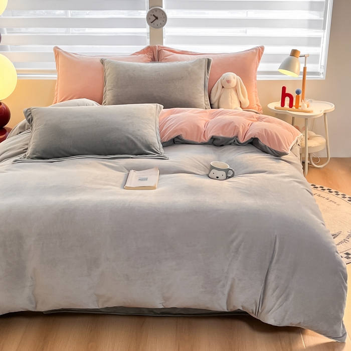 91家纺网 家纺一手货源 找家纺 润肤居 2025新款加厚婴儿绒牛奶绒四件套9斤工艺款宝宝绒 浅灰+皮粉