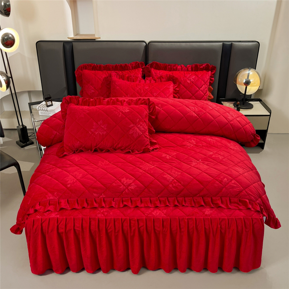 91家纺网 家纺一手货源 找家纺 屹成家纺 2025新款压花水晶绒床裙四件套 (四件套不低于210元起) 大红