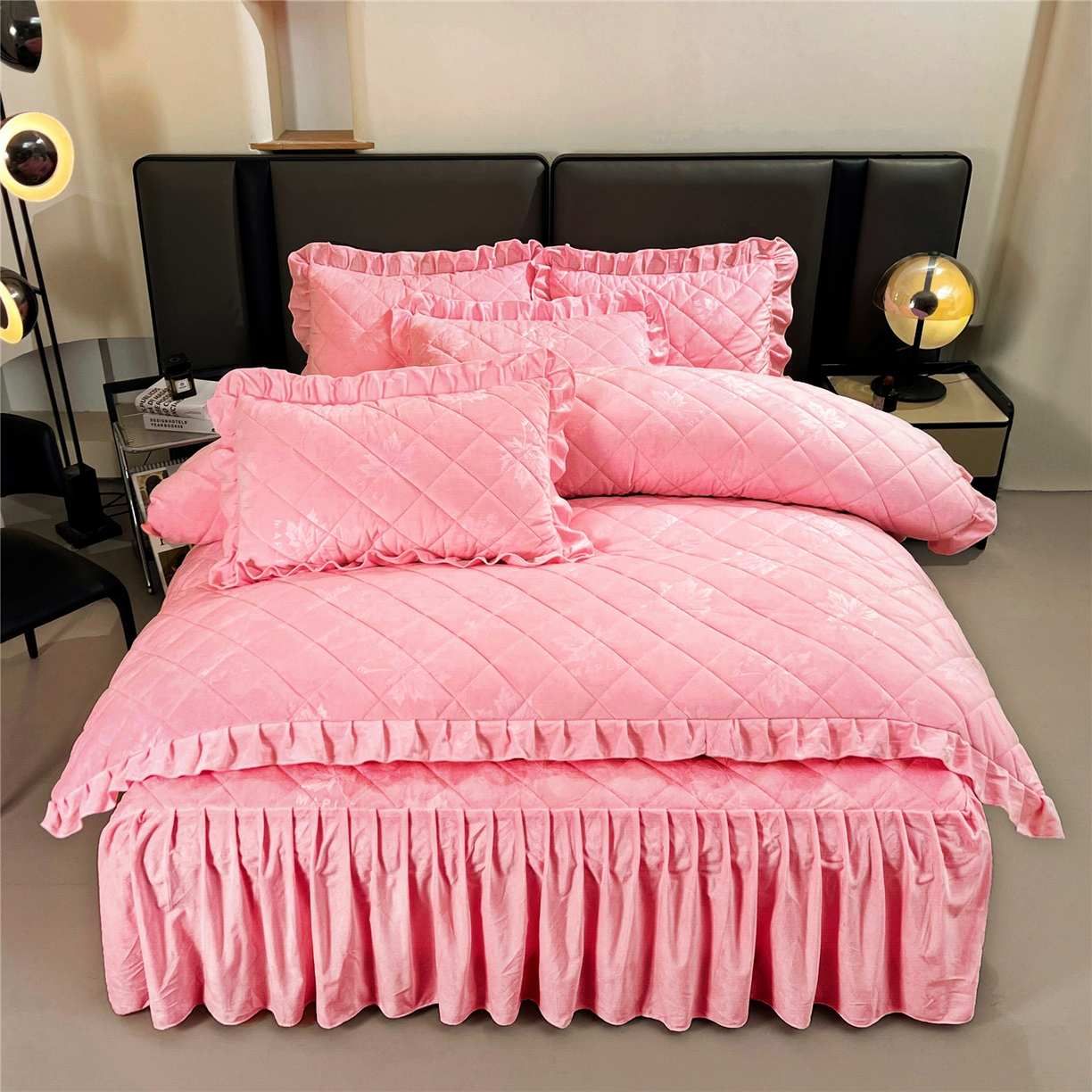 91家纺网 家纺一手货源 找家纺 （总）屹成家纺 2025新款压花水晶绒床裙四件套 (四件套不低于210元起)