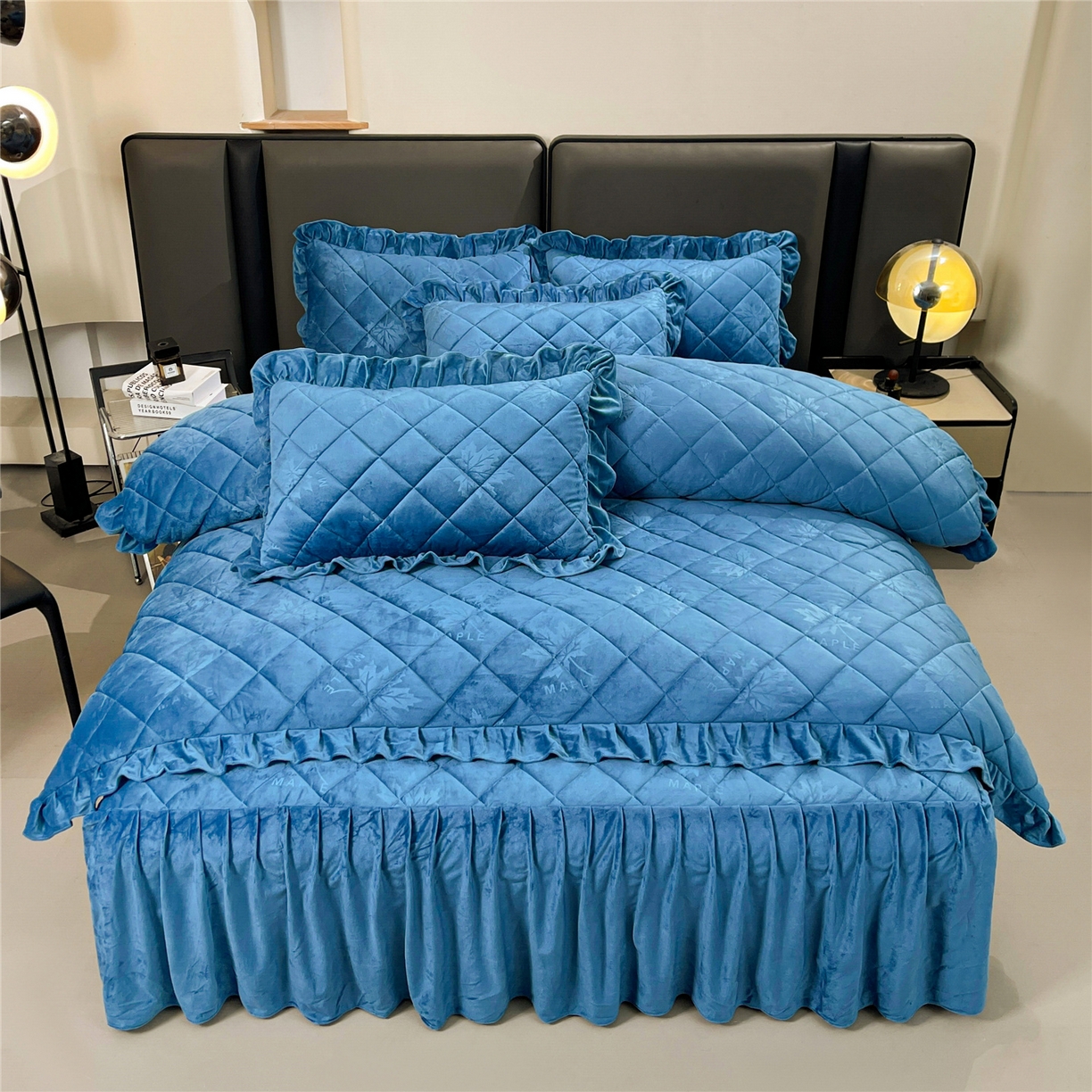 91家纺网 家纺一手货源 找家纺 屹成家纺 2025新款压花水晶绒床裙四件套 (四件套不低于210元起) 蔚蓝