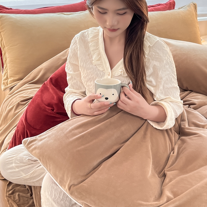 91家纺网 家纺一手货源 找家纺 润肤居 2025新款加厚婴儿绒牛奶绒四件套9斤工艺款宝宝绒 浅驼+晨曦红