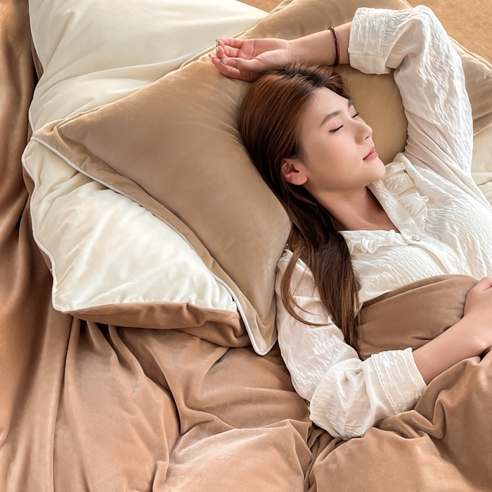 91家纺网 家纺一手货源 找家纺 润肤居 2025新款加厚婴儿绒牛奶绒四件套9斤工艺款宝宝绒 浅驼+米白