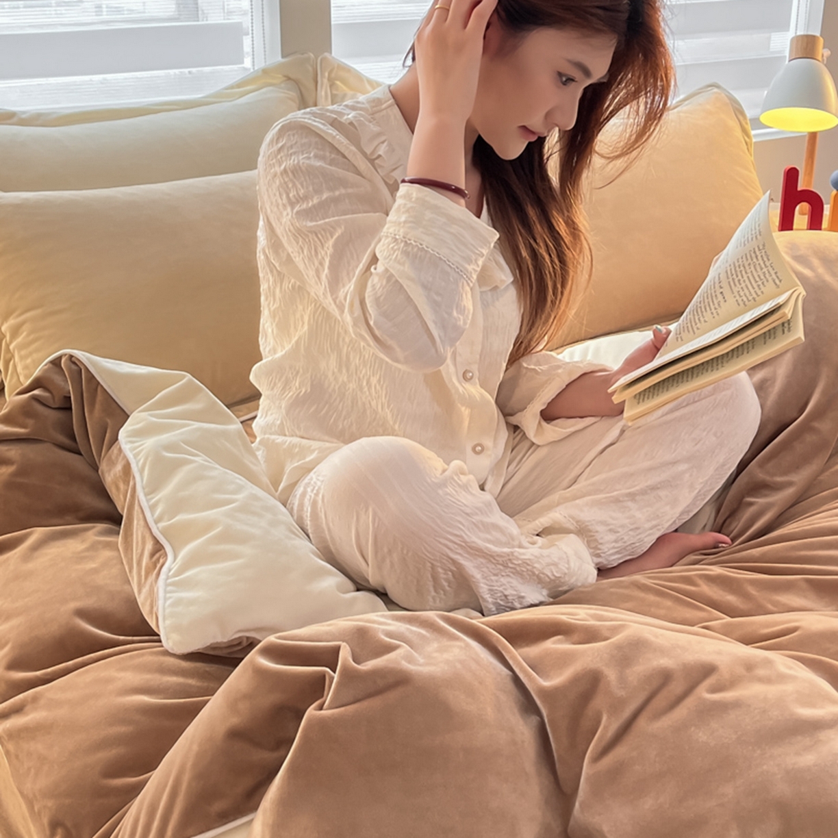 91家纺网 家纺一手货源 找家纺 润肤居 2025新款加厚婴儿绒牛奶绒四件套9斤工艺款宝宝绒 浅驼+米白