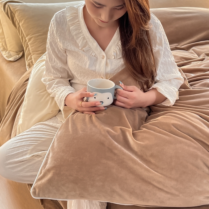 91家纺网 家纺一手货源 找家纺 润肤居 2025新款加厚婴儿绒牛奶绒四件套9斤工艺款宝宝绒 浅驼+米白