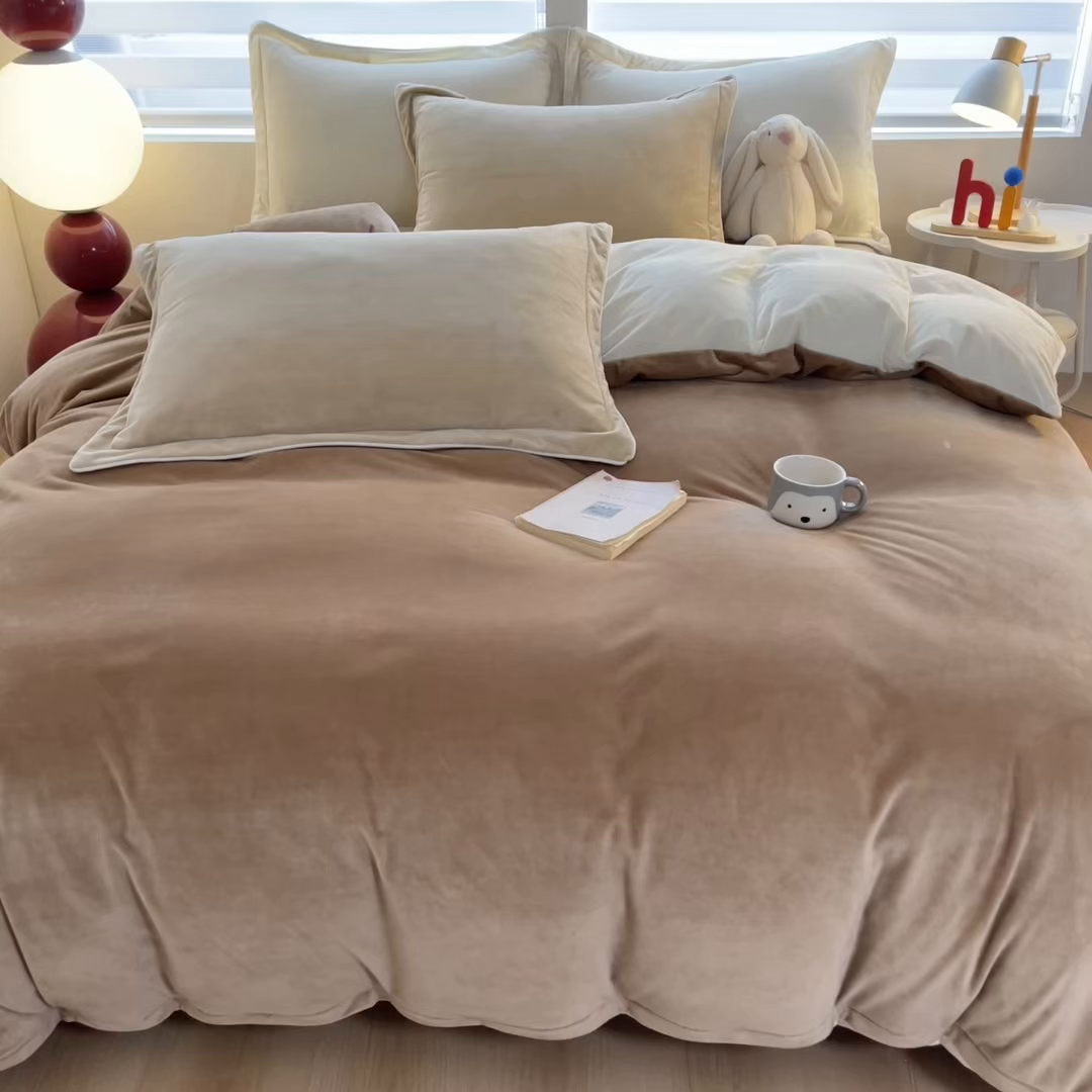 91家纺网 家纺一手货源 找家纺 润肤居 2025新款加厚婴儿绒牛奶绒四件套9斤工艺款宝宝绒 浅驼+米白