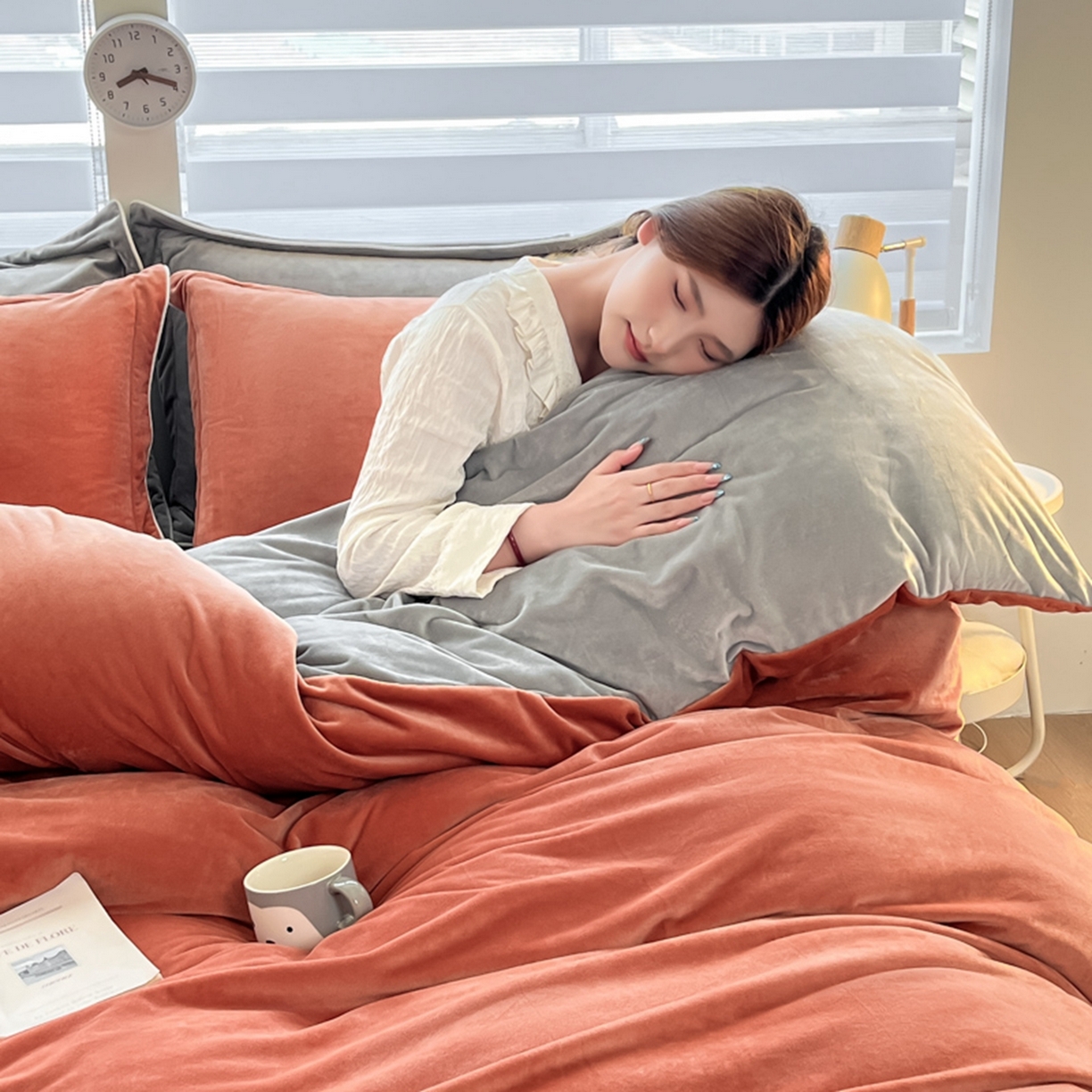 91家纺网 家纺一手货源 找家纺 润肤居 2025新款加厚婴儿绒牛奶绒四件套9斤工艺款宝宝绒 砖红+灰色