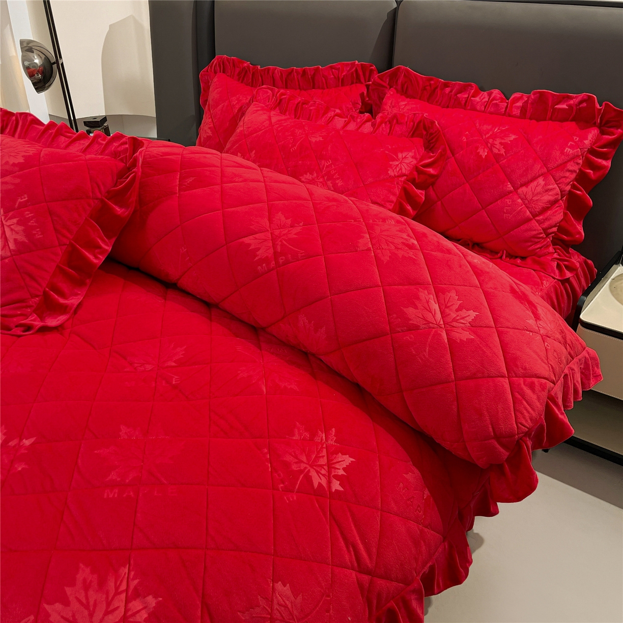 91家纺网 家纺一手货源 找家纺 屹成家纺 2025新款压花水晶绒床裙四件套 (四件套不低于210元起) 大红