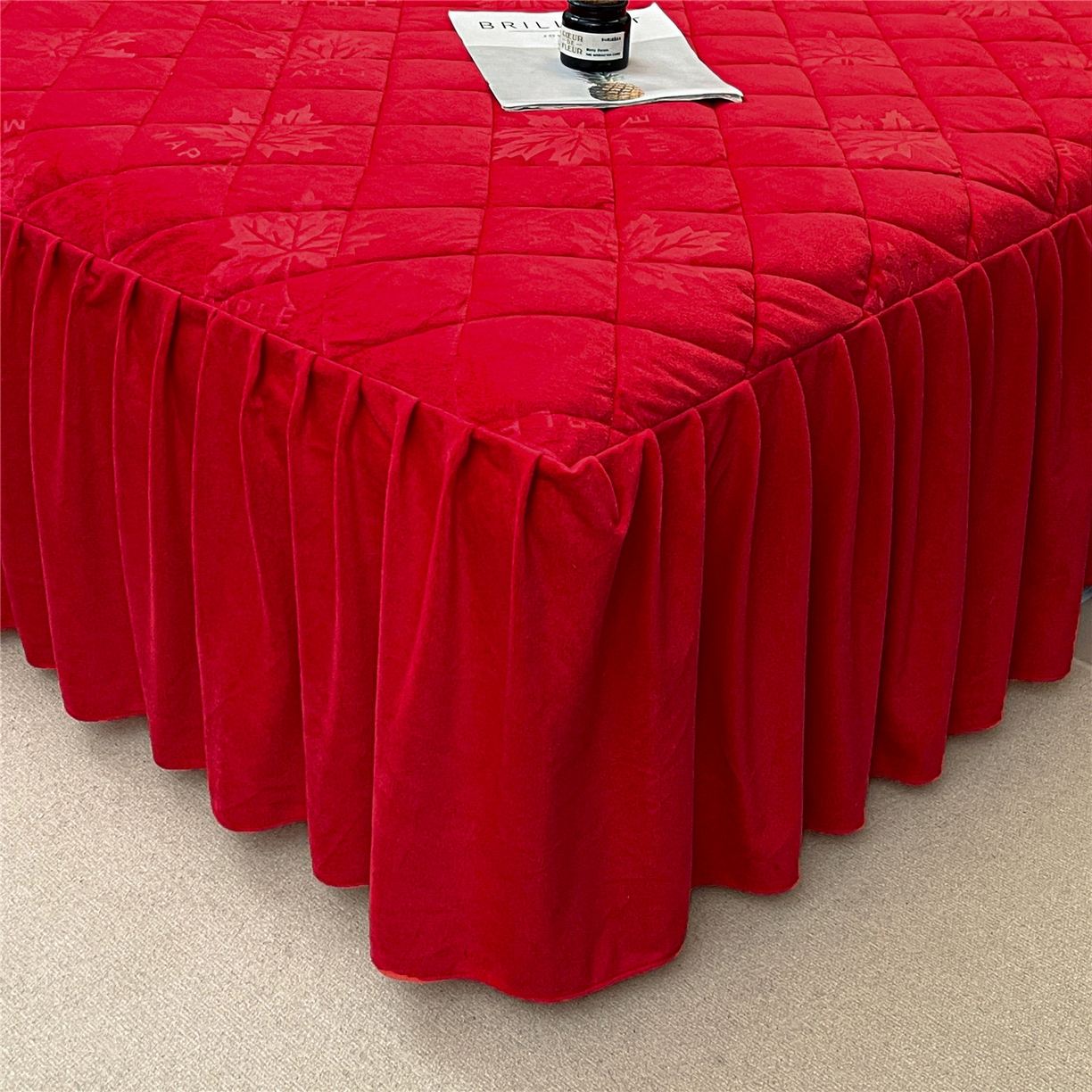 91家纺网 家纺一手货源 找家纺 屹成家纺 2025新款压花水晶绒床裙四件套 (四件套不低于210元起) 大红