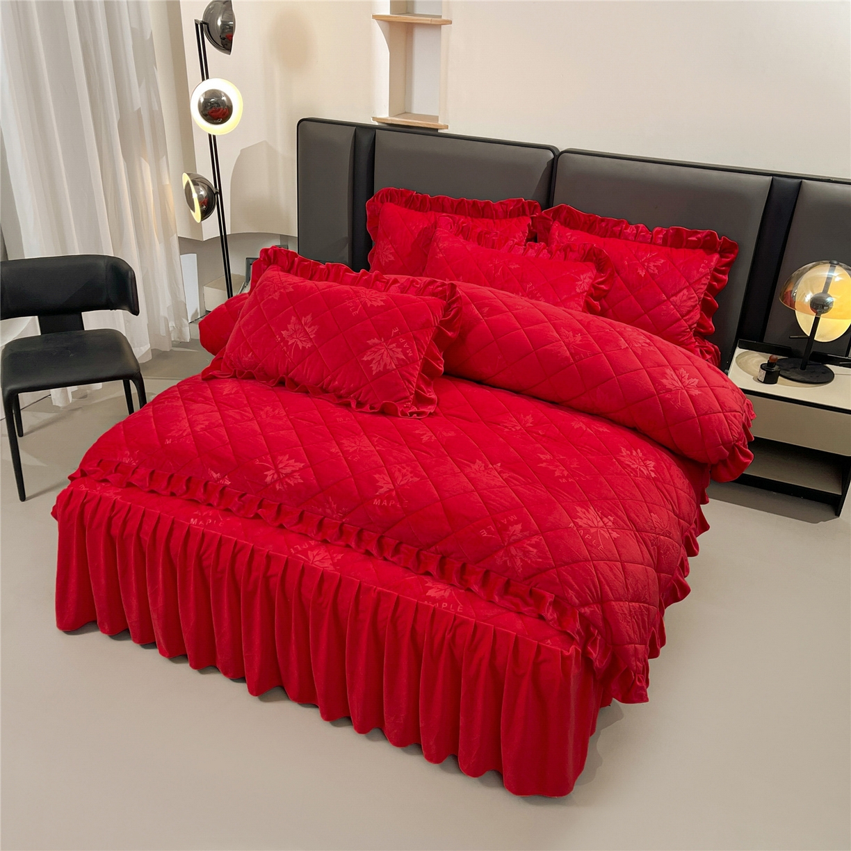 91家纺网 家纺一手货源 找家纺 屹成家纺 2025新款压花水晶绒床裙四件套 (四件套不低于210元起) 大红