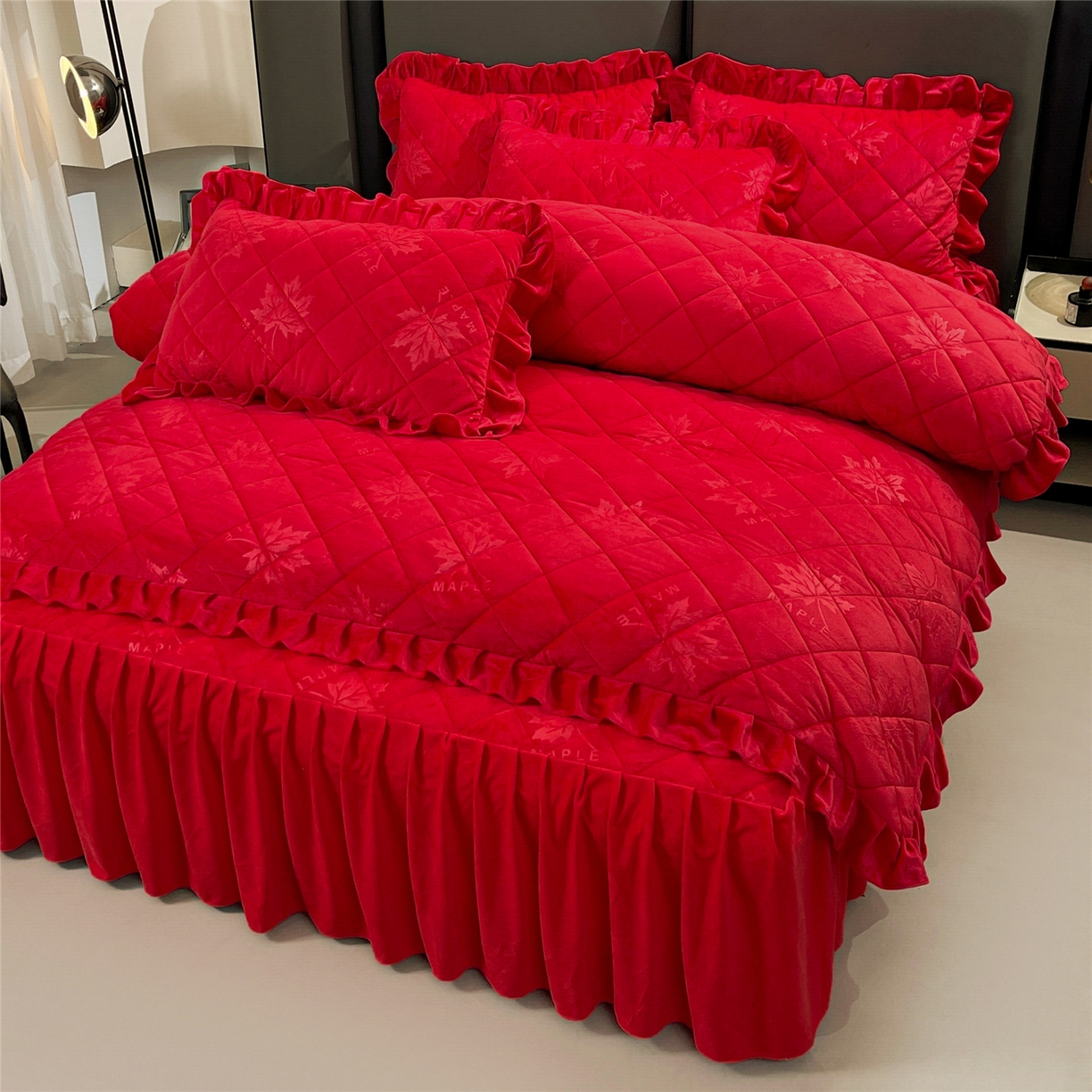 91家纺网 家纺一手货源 找家纺 屹成家纺 2025新款压花水晶绒床裙四件套 (四件套不低于210元起) 大红