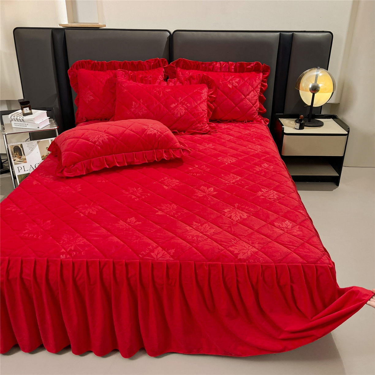 91家纺网 家纺一手货源 找家纺 屹成家纺 2025新款压花水晶绒床裙四件套 (四件套不低于210元起) 大红