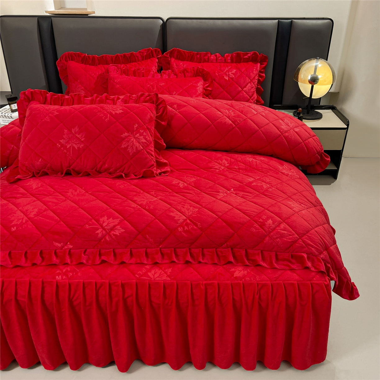 91家纺网 家纺一手货源 找家纺 屹成家纺 2025新款压花水晶绒床裙四件套 (四件套不低于210元起) 大红