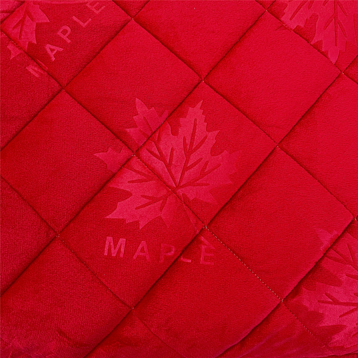 91家纺网 家纺一手货源 找家纺 屹成家纺 2025新款压花水晶绒床裙四件套 (四件套不低于210元起) 大红