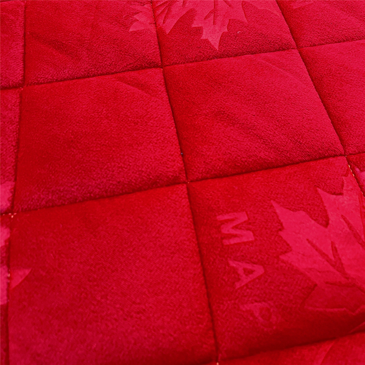 91家纺网 家纺一手货源 找家纺 屹成家纺 2025新款压花水晶绒床裙四件套 (四件套不低于210元起) 大红