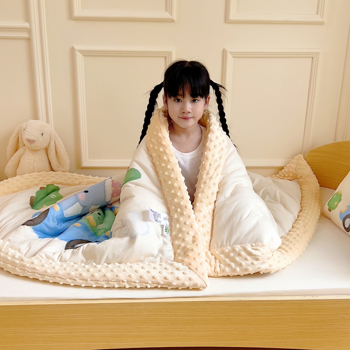 91家纺网 家纺一手货源 找家纺 鱼宝 2025新款大版针织棉豆豆被被子被芯 巴士动物