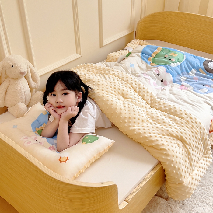 91家纺网 家纺一手货源 找家纺 鱼宝 2025新款大版针织棉豆豆被被子被芯 巴士动物