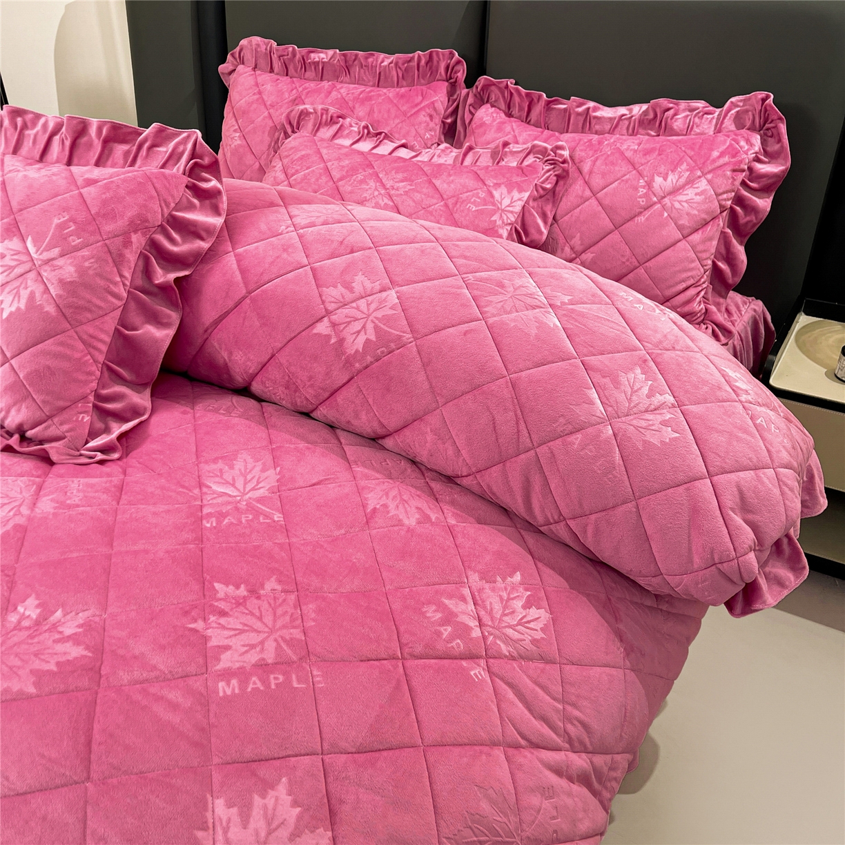 91家纺网 家纺一手货源 找家纺 屹成家纺 2025新款压花水晶绒床裙四件套 (四件套不低于210元起) 豆沙