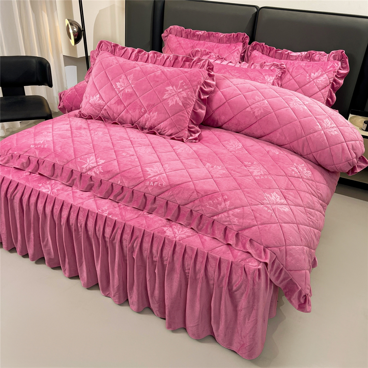 91家纺网 家纺一手货源 找家纺 屹成家纺 2025新款压花水晶绒床裙四件套 (四件套不低于210元起) 豆沙