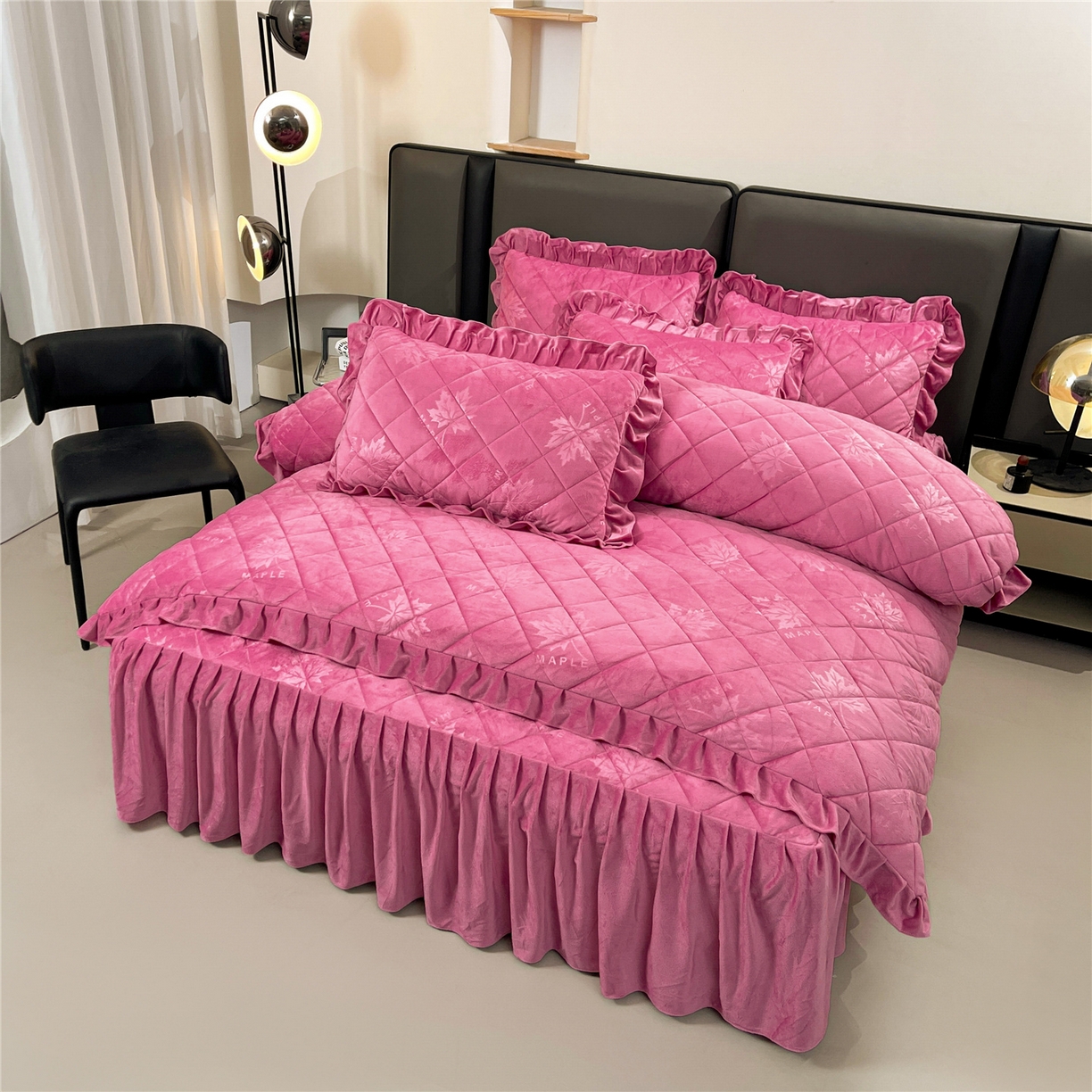 91家纺网 家纺一手货源 找家纺 屹成家纺 2025新款压花水晶绒床裙四件套 (四件套不低于210元起) 豆沙