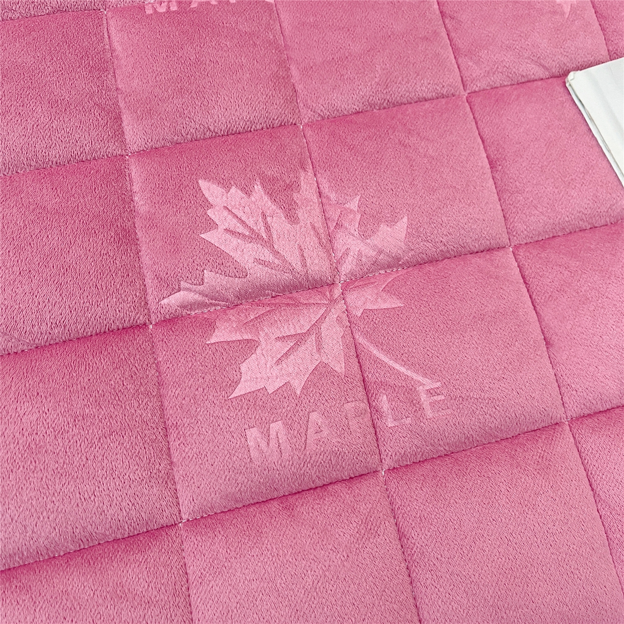 91家纺网 家纺一手货源 找家纺 屹成家纺 2025新款压花水晶绒床裙四件套 (四件套不低于210元起) 豆沙