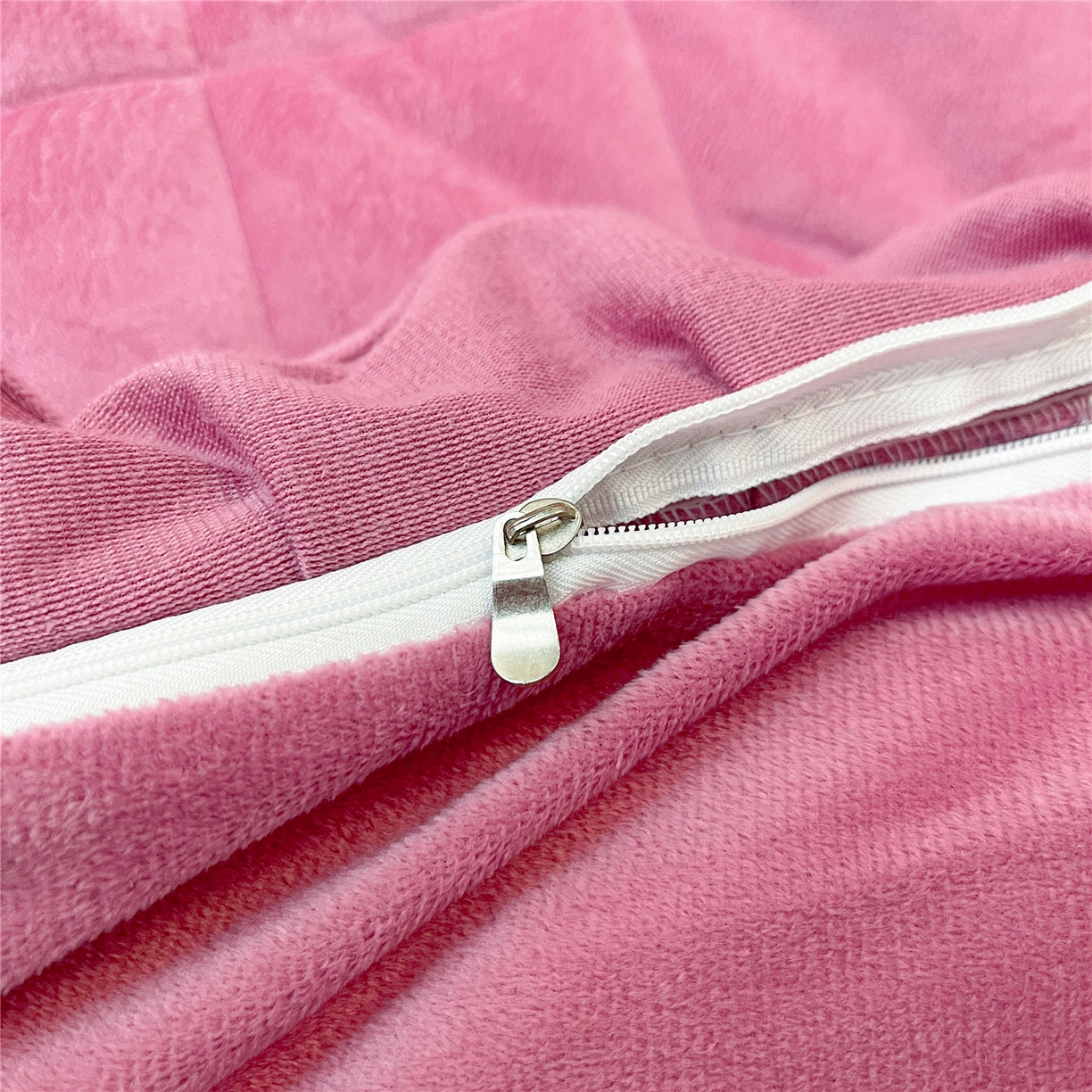 91家纺网 家纺一手货源 找家纺 屹成家纺 2025新款压花水晶绒床裙四件套 (四件套不低于210元起) 豆沙