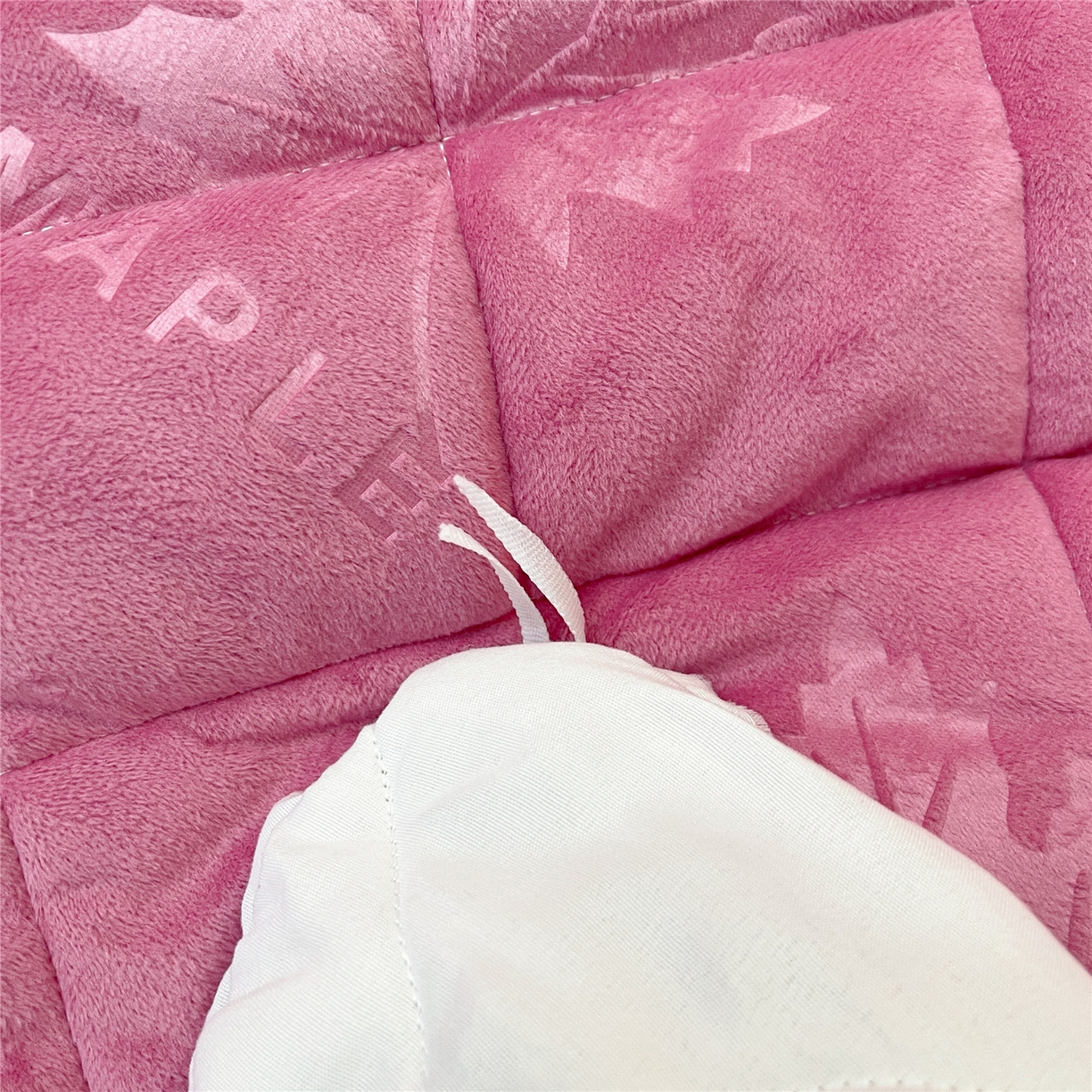 91家纺网 家纺一手货源 找家纺 屹成家纺 2025新款压花水晶绒床裙四件套 (四件套不低于210元起) 豆沙