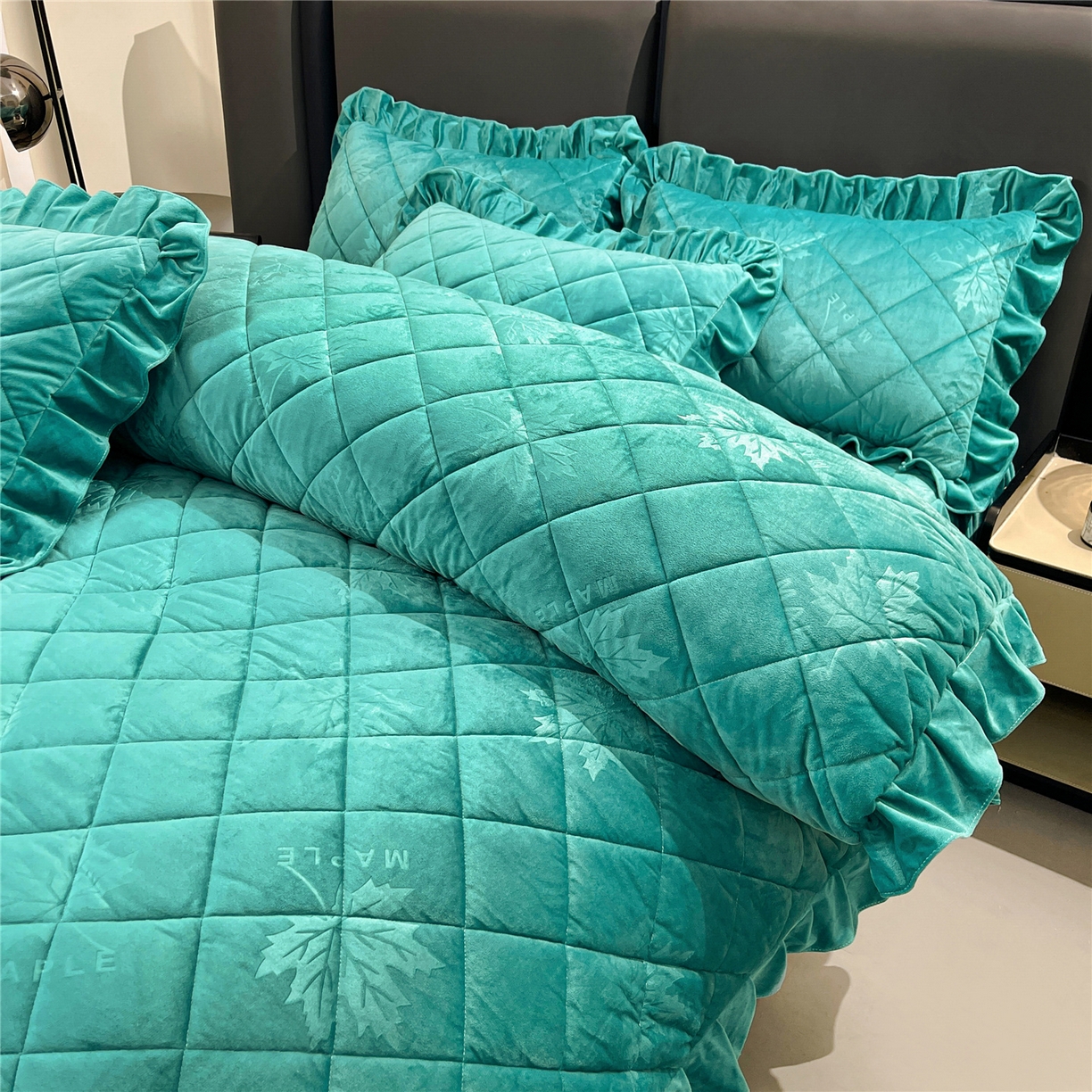 91家纺网 家纺一手货源 找家纺 屹成家纺 2025新款压花水晶绒床裙四件套 (四件套不低于210元起) 翡翠绿