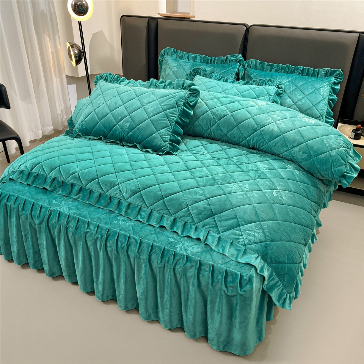 91家纺网 家纺一手货源 找家纺 屹成家纺 2025新款压花水晶绒床裙四件套 (四件套不低于210元起) 翡翠绿