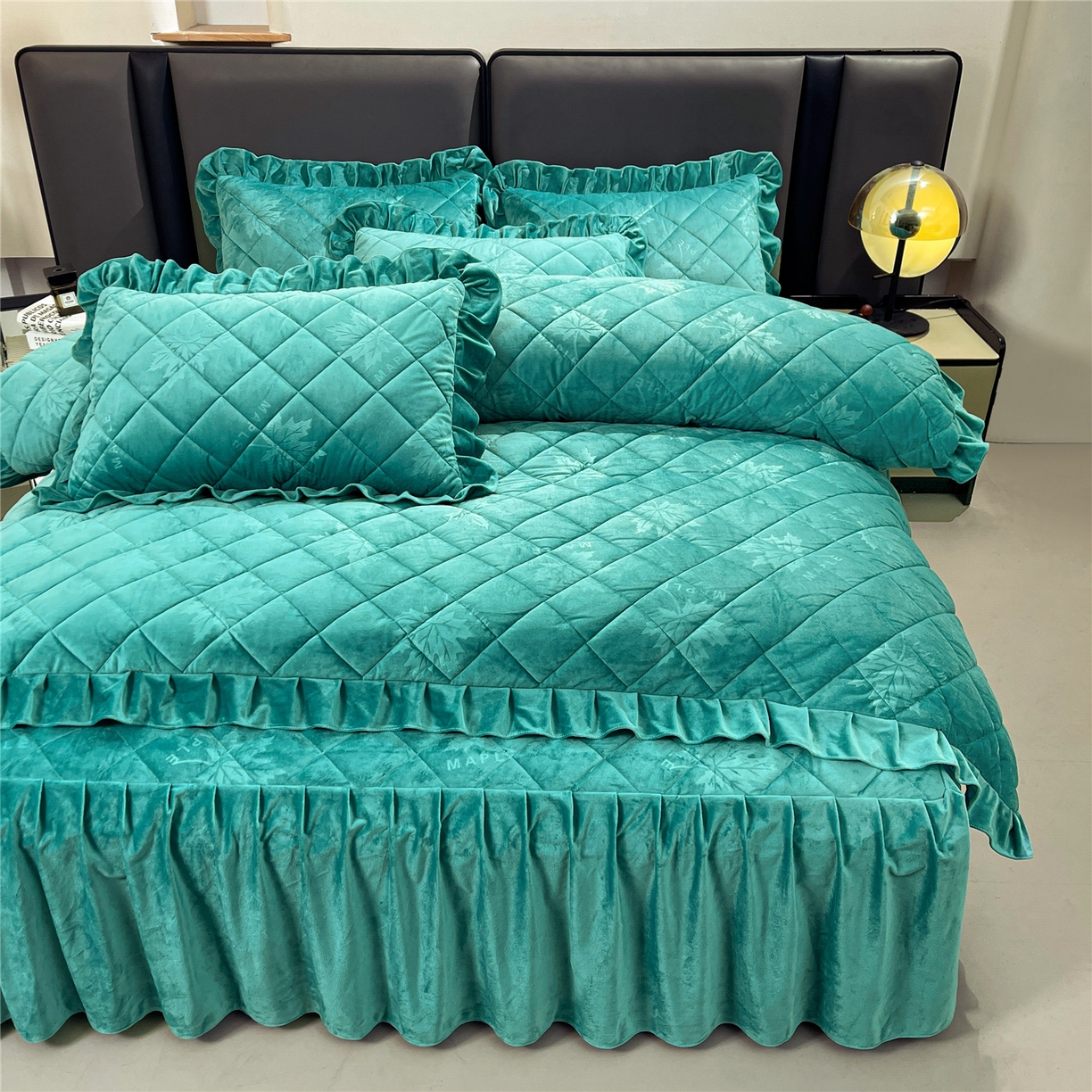 91家纺网 家纺一手货源 找家纺 屹成家纺 2025新款压花水晶绒床裙四件套 (四件套不低于210元起) 翡翠绿