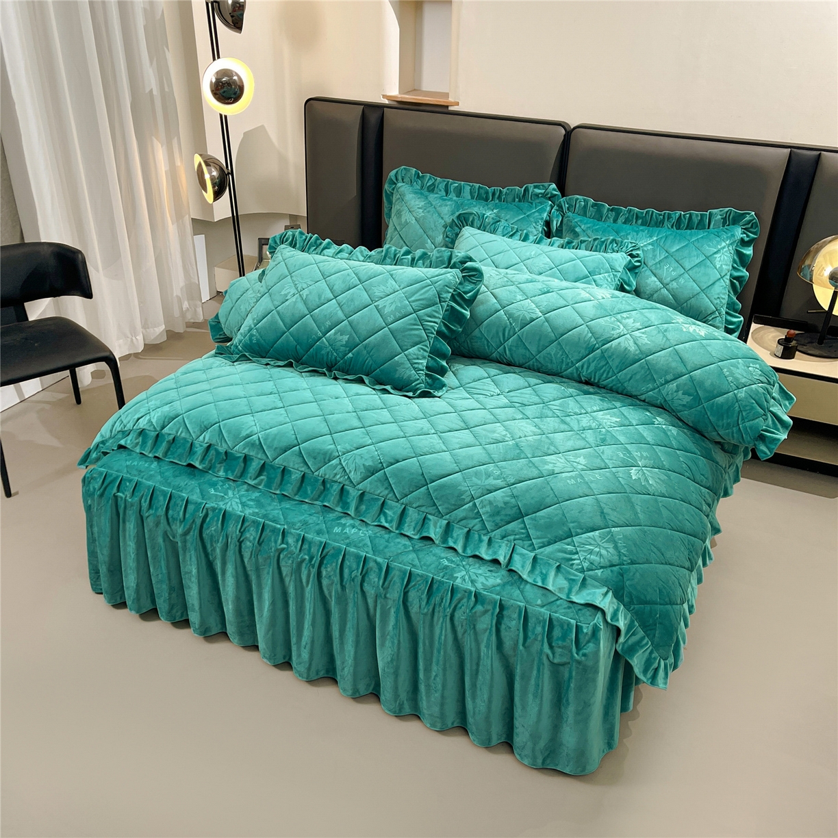 91家纺网 家纺一手货源 找家纺 屹成家纺 2025新款压花水晶绒床裙四件套 (四件套不低于210元起) 翡翠绿