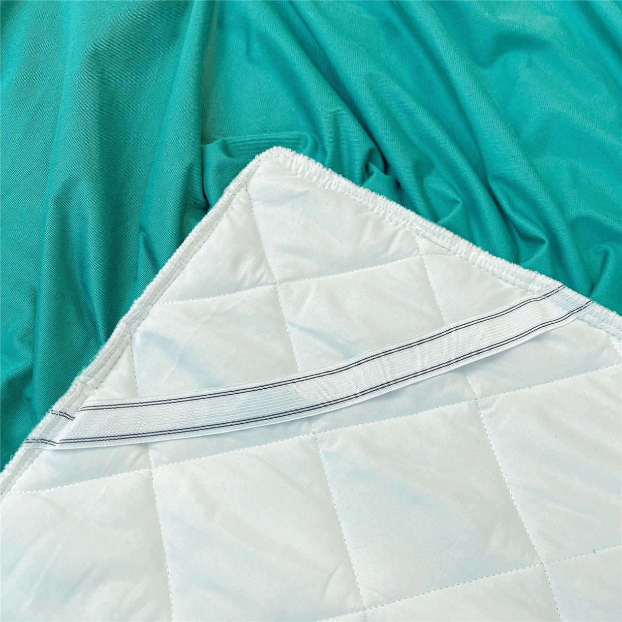 91家纺网 家纺一手货源 找家纺 屹成家纺 2025新款压花水晶绒床裙四件套 (四件套不低于210元起) 翡翠绿